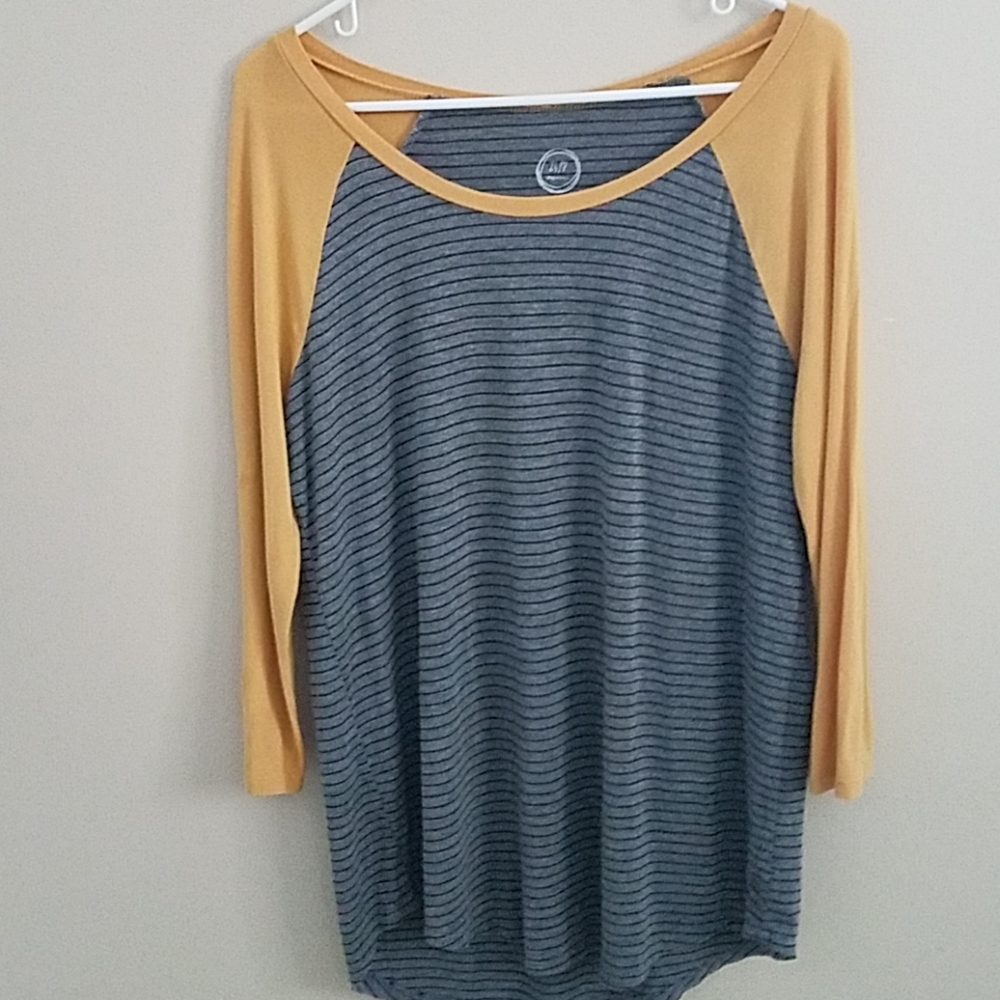 Maurices 3/4 sleeve t shirt